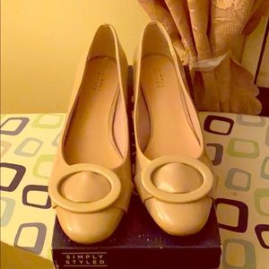 ***Brand new never worn Beige patent leather shoe